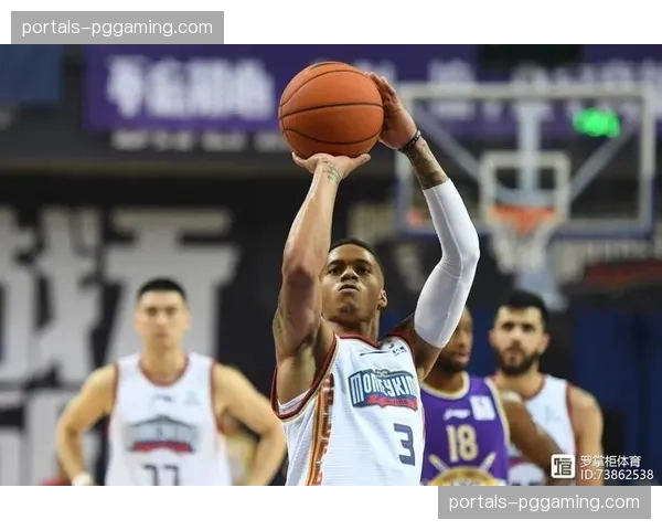 查尔斯李根据对手联防灵活调整 罚球线策应加底角反跑破阵地